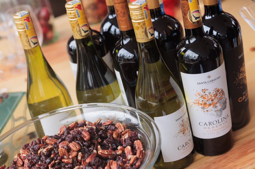 ArriaranChile's tweet photo. Acompañamos a ProChile Ecuador 🇪🇨 desarrollar su tradicional Sabores y Aromas de Chile 🇨🇱 en la casa museo de la Fundación Guayasamin. Compartimos una variada degustación de preparaciones gastronómicas marinadas con vinos chilenos. https://t.co/COjg8tiXlA
