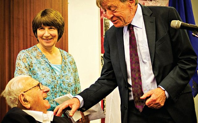 OTD in 1932, @AlfDubs was born in Prague. 1 of 669 mainly Jewish Czech children saved by #SirNicholasWinton & helpers, Alf's experience of being #TornFromHome resonates powerfully: holocausteducation.org.uk/2019/01/23/hol…
Today, on his 91st birthday, we send Alf our warmest HAPPY BIRTHDAY wishes.