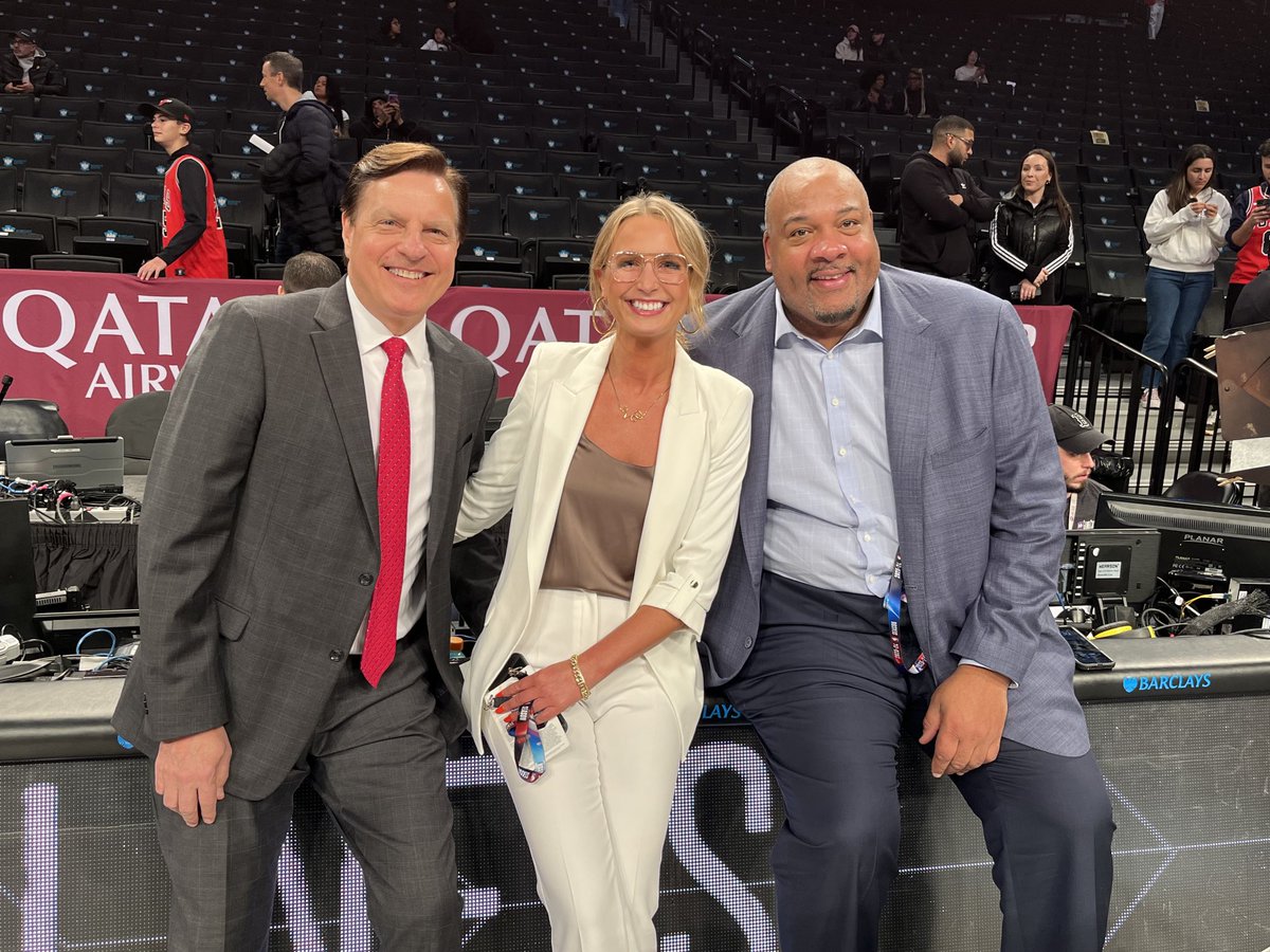 Hey, look who we found! The lovely & talented ⁦@sarahkustok⁩! Always the most popular person in any NBA arena. Bulls-Nets coming up at 6:30 on ⁦@NBCSChicago⁩