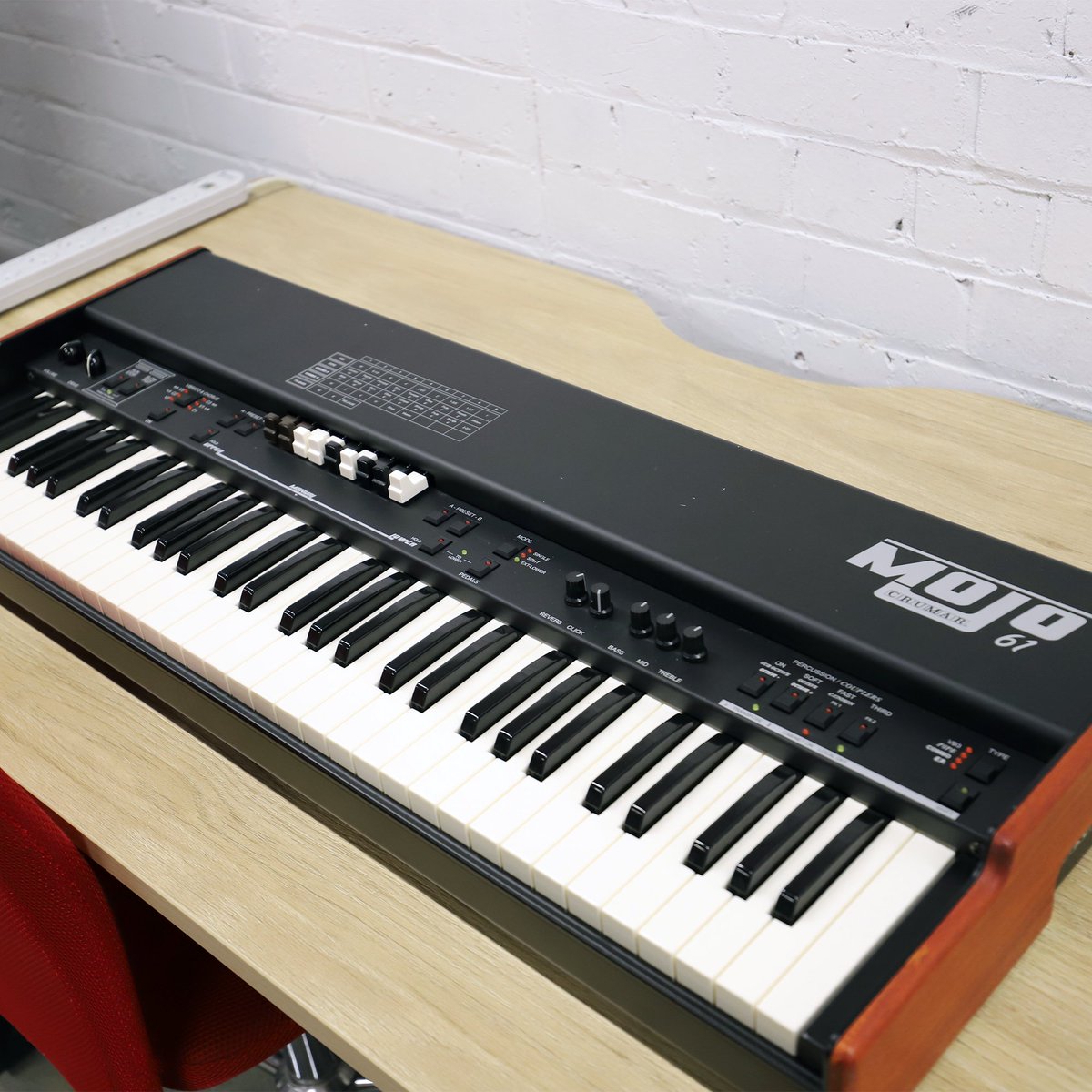 Happy Monday!

We have some new things in the studio, all available to book:
Yamaha FX-20 (pic 1)
Oberheim OBX-8 (pic 2)
Crumar Mojo 61 (pic 3)

and...
Crumar Seven
Moog Sub 37
All the Earth Quakers Pedals you can dream of!