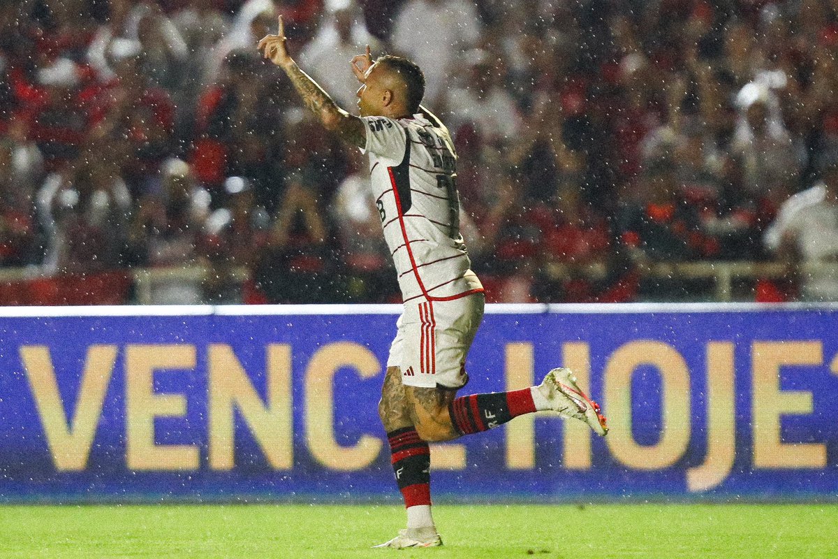 Flamengo's tweet photo. Mais uma grande partida de Everton Cebolinha! 🧅❤️🖤

#CRF #VamosFlamengo 

📸 Gilvan de Souza / CRF https://t.co/oOqGyqg6ey
