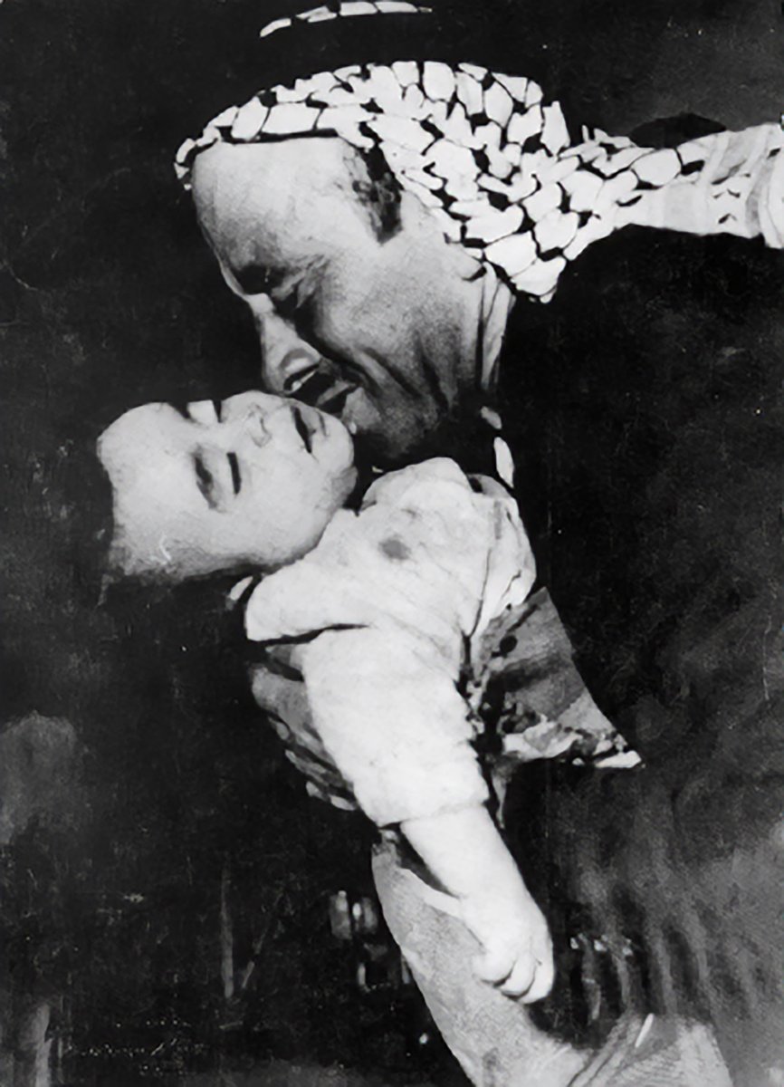 DaniMayakovski's tweet photo. A la izquierda, un padre palestino abraza por última vez a su hija, en la masacre sionista de Deir Yassin en 1948.

A la derecha, un padre palestino abraza por última vez a su hija, en el genocidio de Gaza de 2023.

Pero luego te dicen que la guerra empezó el pasado 7 de octubre. https://t.co/G0uK2cWSM8