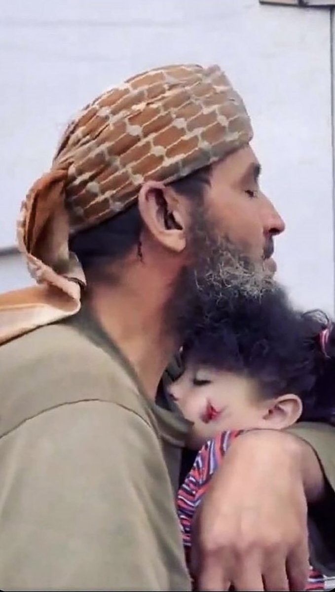 DaniMayakovski's tweet photo. A la izquierda, un padre palestino abraza por última vez a su hija, en la masacre sionista de Deir Yassin en 1948.

A la derecha, un padre palestino abraza por última vez a su hija, en el genocidio de Gaza de 2023.

Pero luego te dicen que la guerra empezó el pasado 7 de octubre. https://t.co/G0uK2cWSM8