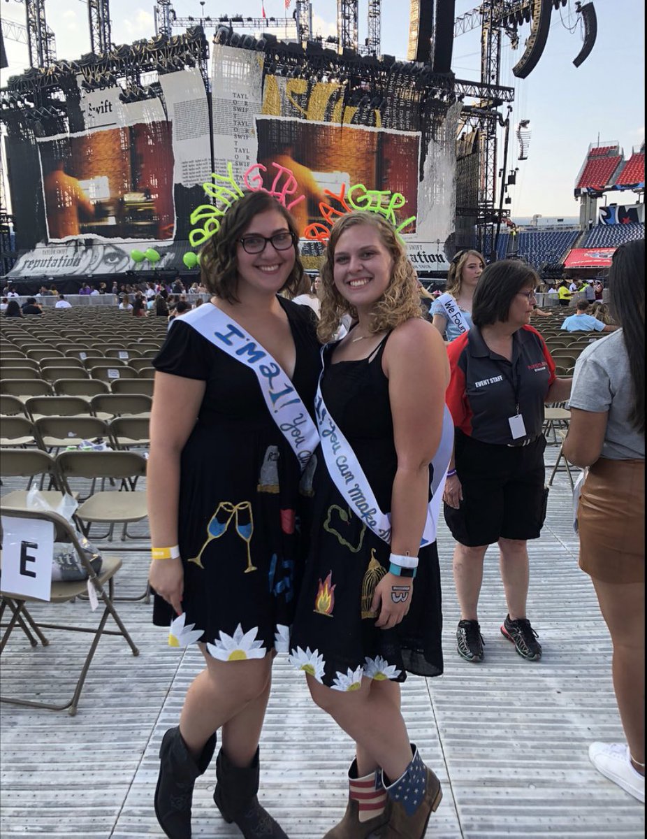 fashionrox04's tweet photo. A little walk down memory lane while possibly clowning tonight
#RepTourThrowback π€π https://t.co/rx4UsjQdVO