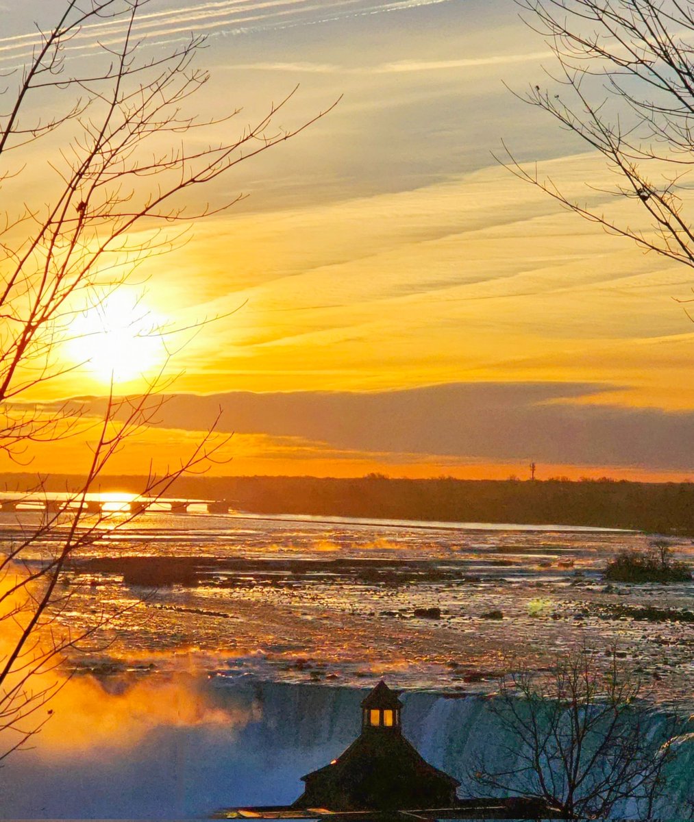 My favorite lookout point was open yesterday! I visited before and after work since I missed the view while the gates were up. This is the sunrise over the upper Niagara River. 🙂 #niagarafalls #ShareYourWeather @ThePhotoHour #StormHour