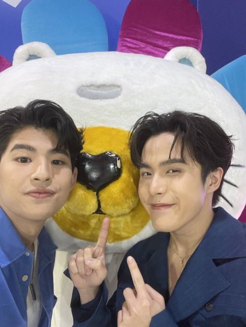 MarkFordSG's tweet photo. 𝐃𝐚𝐲 𝟏 (𝐌𝐨𝐧𝐝𝐚𝐲)

𝙁𝙖𝙫𝙤𝙪𝙧𝙞𝙩𝙚 𝙎𝙚𝙡𝙛𝙞𝙚

1) 1st MarkFord LED ads at MBK
2 &amp; 3) 1st MarkFord brand promotion together under Lazada and won BBQ Grill
4) 2nd MarkFord brand promotion together 

#MarkFord #มาร์คฟอร์ด https://t.co/BC4mlJkFDr