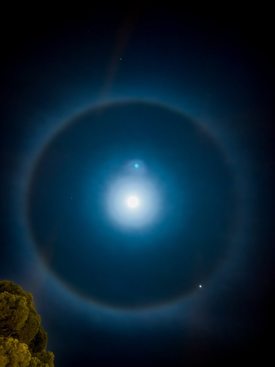 valleswalker's tweet photo. Halo lunar! Increíble ! 😍 #Reus #Tarragona #Jupiter https://t.co/JaR5gS3cbN