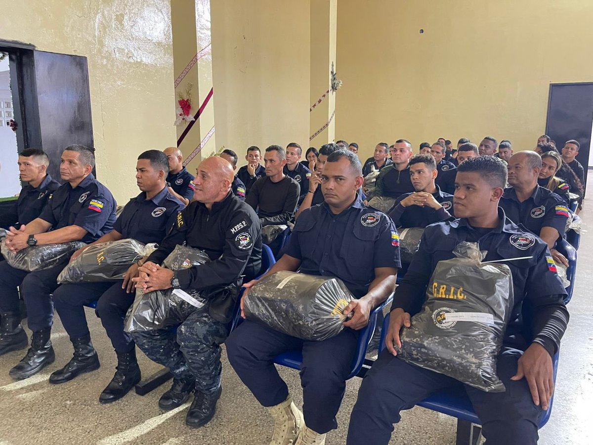 Derecho_paz's tweet photo. además de dar acompañamiento durante los traslados interpenales en los casos de conflictos.

Continuamos en la ejecución de acciones que nos permitan garantizar el bienestar de cada uno de los servidores penitenciarios. https://t.co/x9J99BJhob