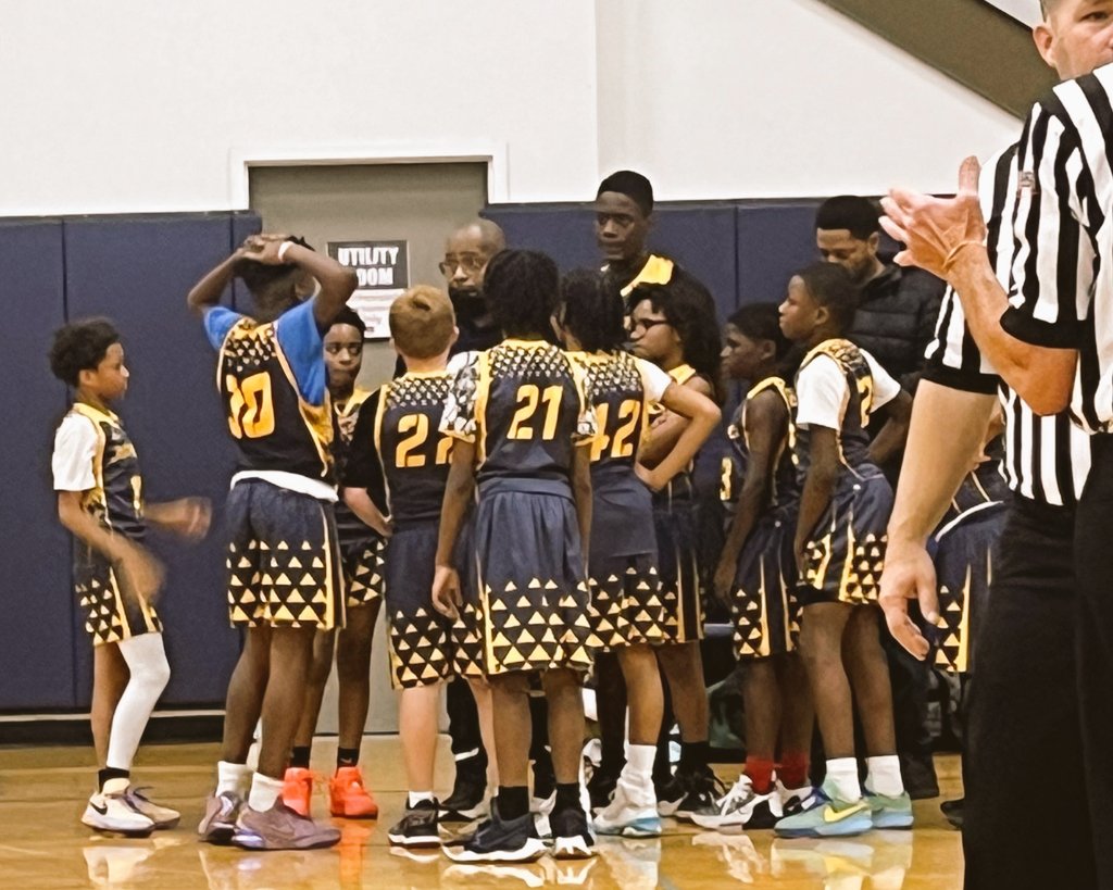 arogersgball's tweet photo. The @ChicagoDemons 2030 team opens their regular season by going 2-1 in the Thanksgiving Classic tournament.
Standout Players were Johnny Payton Jr., A.J. Barnes, and Vincent McNuckles lll.
Notes:
* Next tournament will be December 9th in "The Lake Effect Snodown".
#CD2030 https://t.co/MGf8DGI3jF