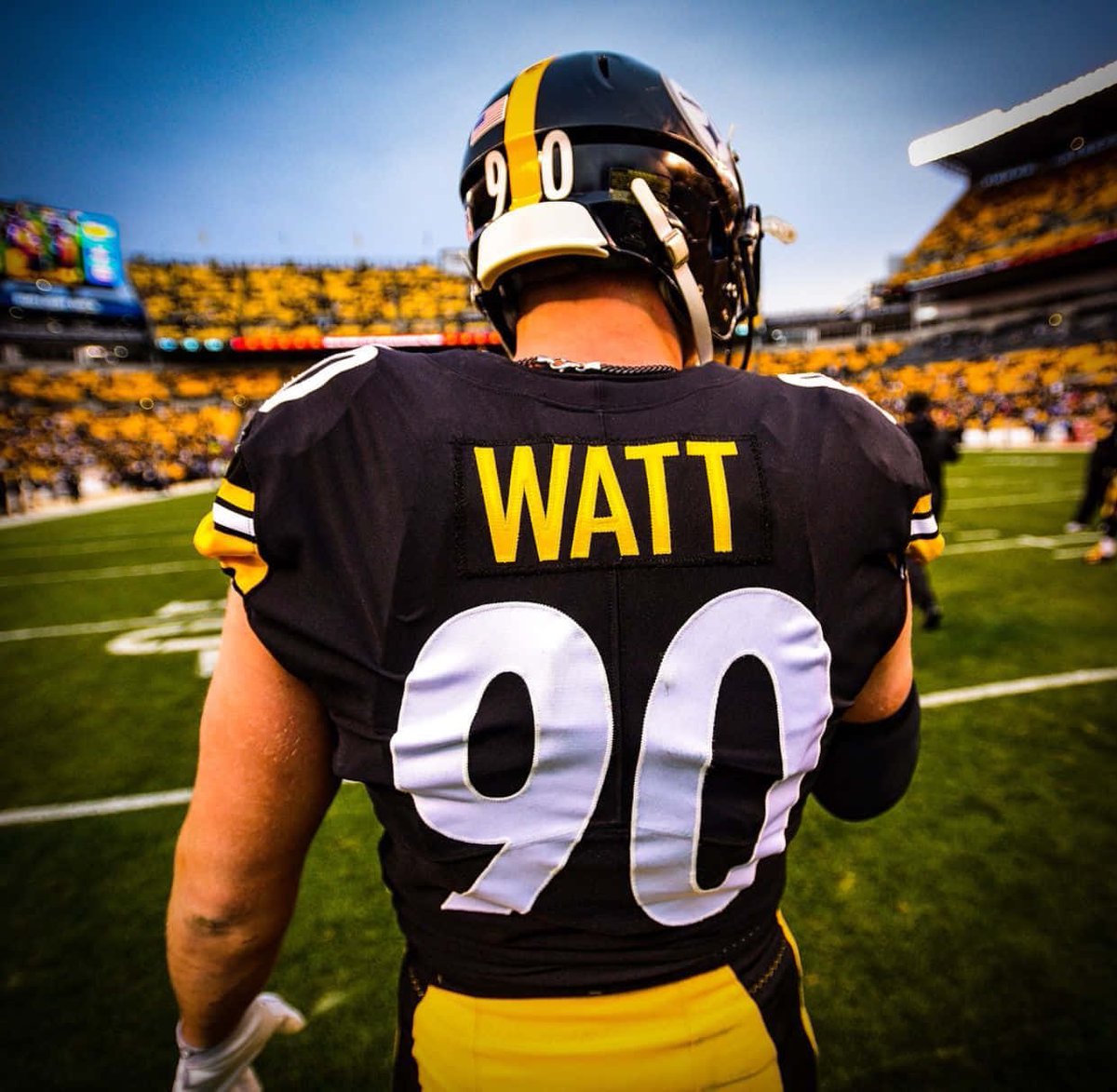 With Myles Garret finishing with 0.0 sacks today.

TJ Watt is right back to his throne of league leader in sacks with 13.5.

#DPOTY