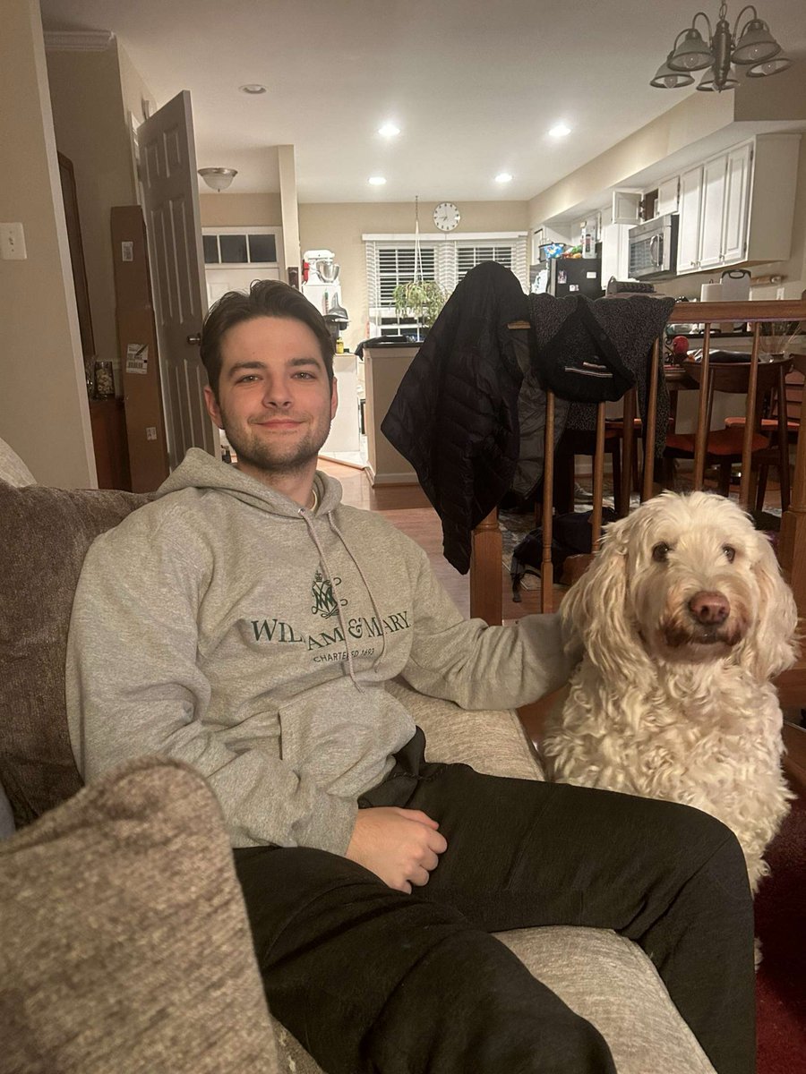 CamsVCU's tweet photo. This is a friend of mine named Derek. I asked Derek what his favorite food is, and his answer was, "I love a great shrimp scampi, and don't skimp on the butter!" #MASC336 #TwitterScavengerHunt https://t.co/USSMgyjZpz