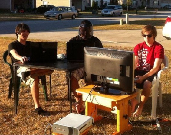 CadeBuffalow's tweet image. Scott Hanson and the redzone team setting up the emergency outdoor setup