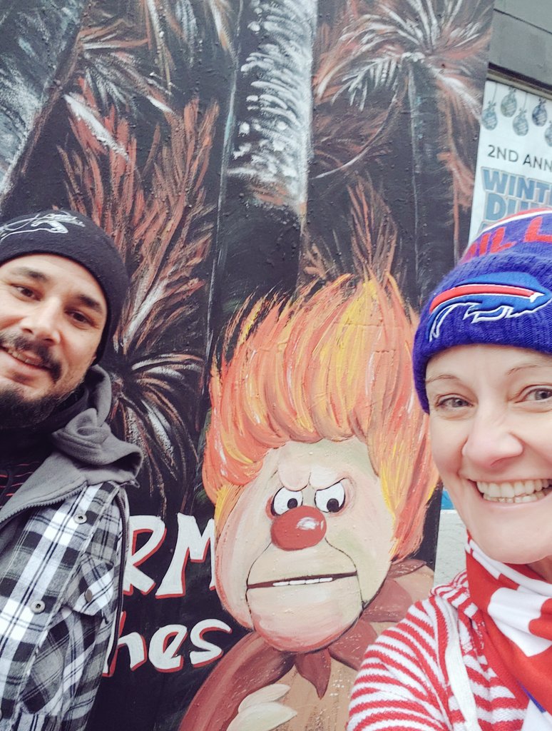 ThatBronaghOne's tweet photo. Finished painting my mural a bit early so spent the day chalking and planking outside (until the rain started) at the Winter Dung Ah Town Festival. Thank you #lcrn #londonartscouncil and all our #ldnont neighbours who stopped by! Peace + Love + Art = Magic https://t.co/cqNLJtzk9s
