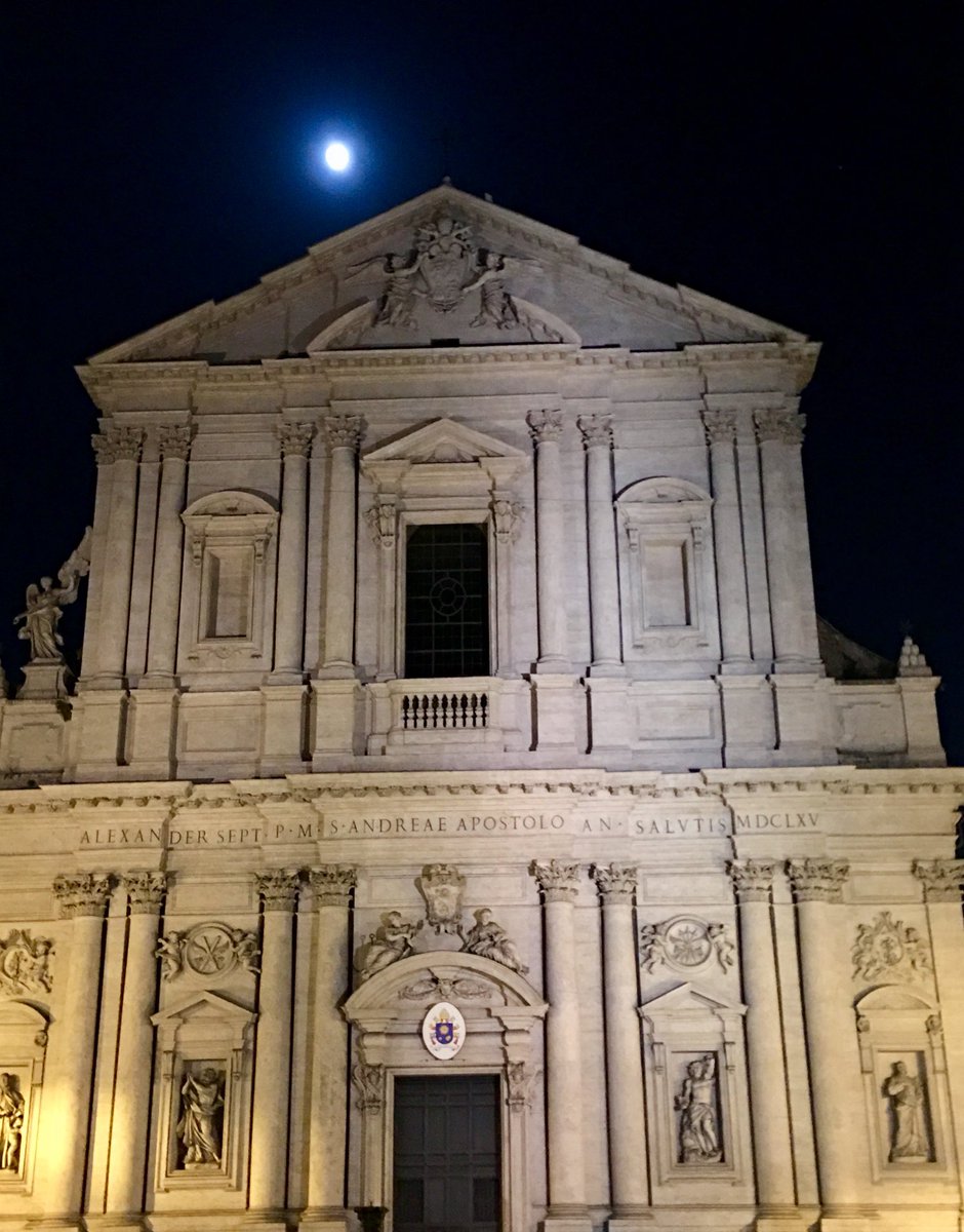 La notte in cui ho immortalato la luna 🌙 piena nelle foto con alcuni dei miei monumenti preferiti, mentre tornavo a casa. 
~ Basta poco per intrattenermi 😉
#Roma 🤍
#Rome