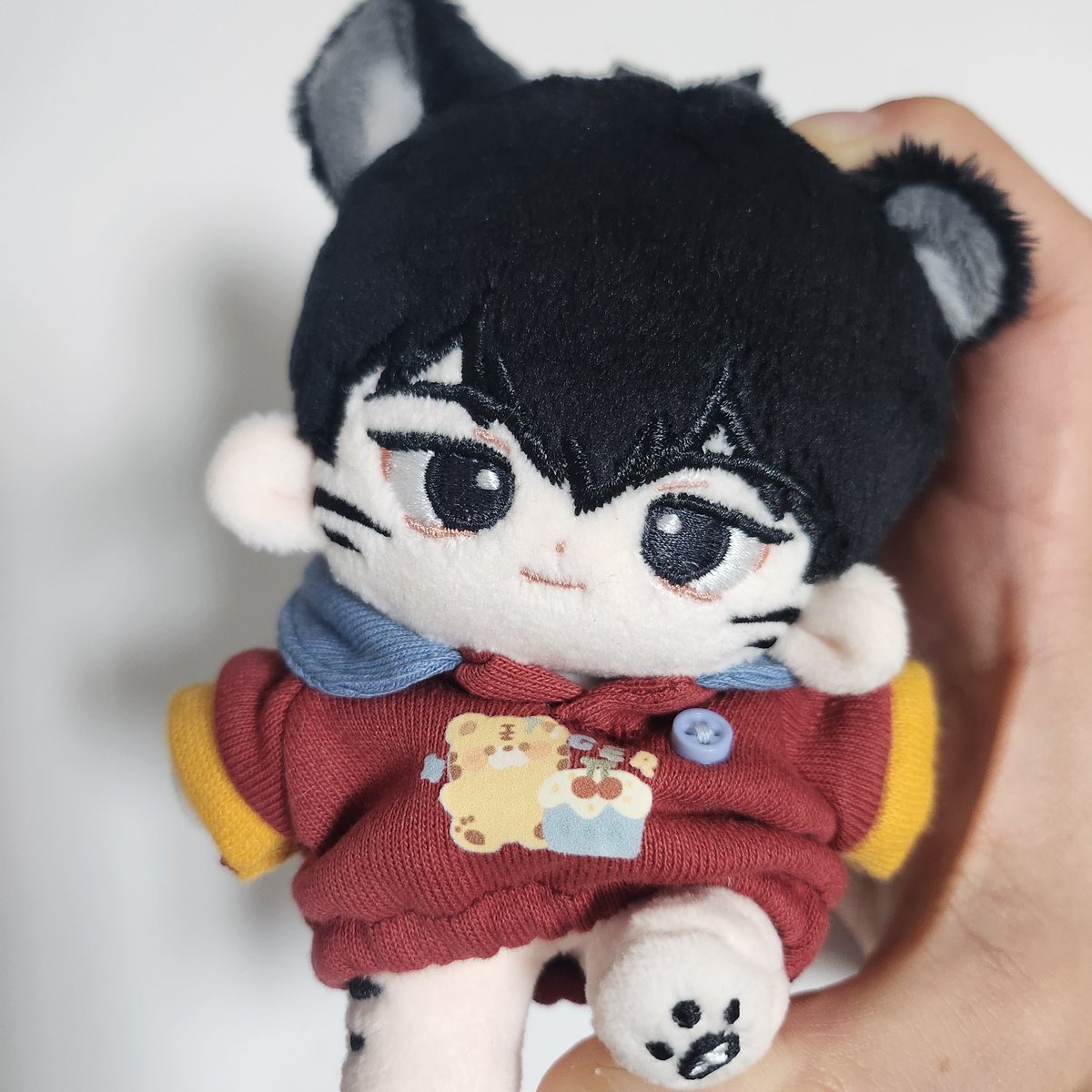 #버드나무솜
좋은 기회로 버들님께 커미션을 맡겼고 예쁘게 그려주신 덕분에 제가 좋아하는 호랑이 하민이 인형을 만들 수 있었어요! 이모들한테 무한사랑 받는 어흥하미니..🐯 감사합니다!💖