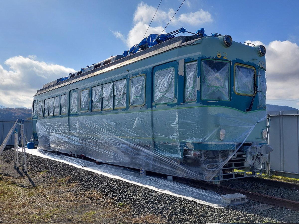 sHinROYKt48x8XO's tweet photo. 先週末は土日、京津線82号
作業へ参加させて頂きました。
土曜は雨天で車内清掃を、日曜は
濃緑色部分の塗装作業でした。
間も無く積雪の時季になるため、
それまでに塗装による車体保護を、
終えてマスキング剥がしも済ませたい
為、暗くなるまでメンバーの皆さんと
頑張りました。お疲れ様でした！。 https://t.co/BdqPquao4V