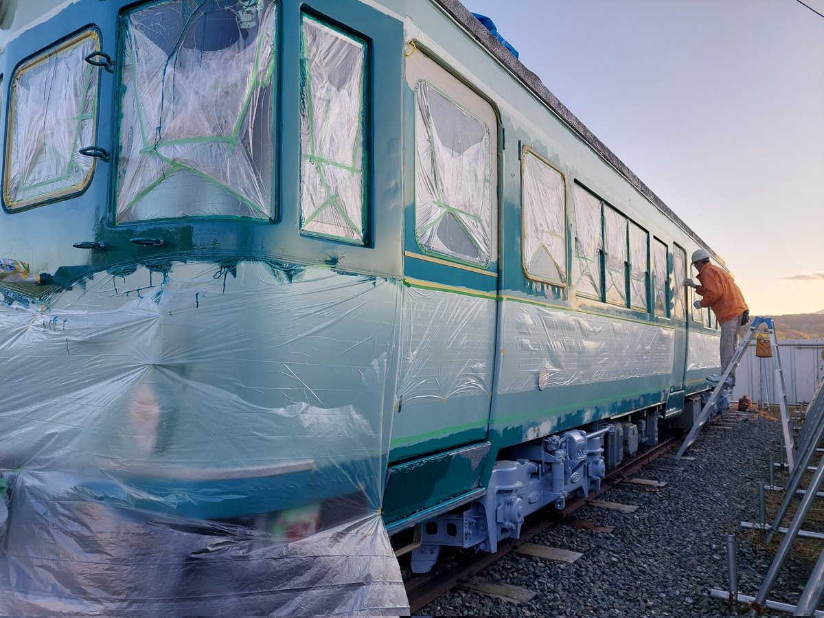 sHinROYKt48x8XO's tweet photo. 先週末は土日、京津線82号
作業へ参加させて頂きました。
土曜は雨天で車内清掃を、日曜は
濃緑色部分の塗装作業でした。
間も無く積雪の時季になるため、
それまでに塗装による車体保護を、
終えてマスキング剥がしも済ませたい
為、暗くなるまでメンバーの皆さんと
頑張りました。お疲れ様でした！。 https://t.co/BdqPquao4V