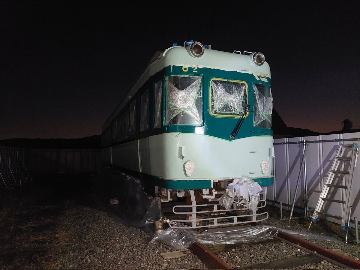 sHinROYKt48x8XO's tweet photo. 先週末は土日、京津線82号
作業へ参加させて頂きました。
土曜は雨天で車内清掃を、日曜は
濃緑色部分の塗装作業でした。
間も無く積雪の時季になるため、
それまでに塗装による車体保護を、
終えてマスキング剥がしも済ませたい
為、暗くなるまでメンバーの皆さんと
頑張りました。お疲れ様でした！。 https://t.co/BdqPquao4V