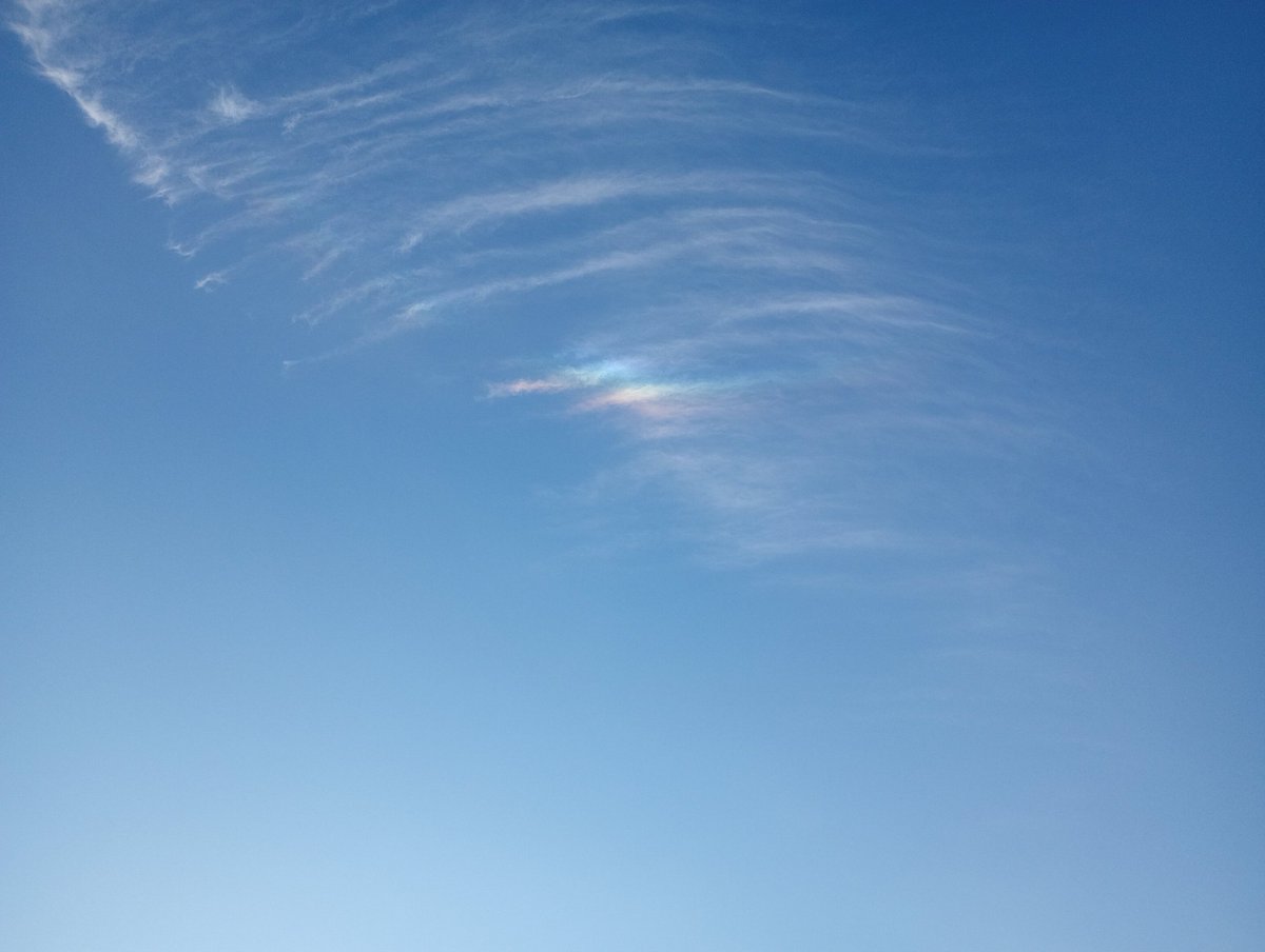 Un "nuage arc-en-ciel" cet après-midi dans le ciel 🤩