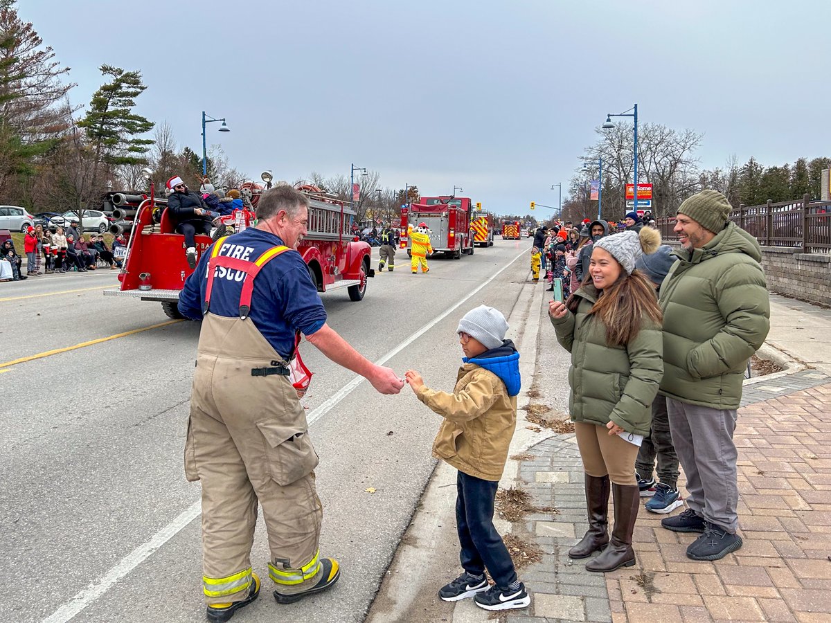 townofinnisfil's tweet photo. Magical moments and #holiday cheer filled the streets this afternoon at the annual #Innisfil Santa Claus Parade! 🎅 Thank you to #ICECorp and everyone who worked hard to make this beloved tradition possible! https://t.co/uL9kbRnCsu