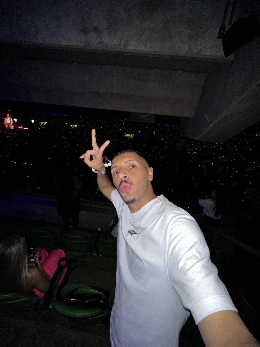 goldorayo's tweet photo. Que pena Elisa, porque aqui está o máximo kkkkkkkkkk 

Já já ela canta DIAMONDS e eu gravo pra você 

Beijo amiga!!!! https://t.co/Po6w5o4F4s