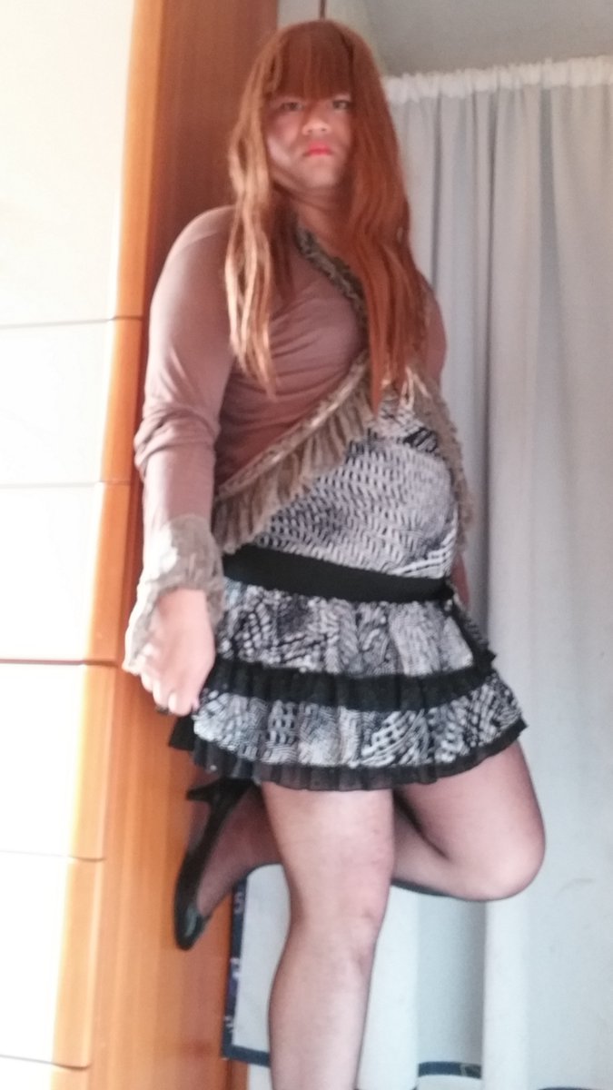 Dennishk239602's tweet photo. 我著咗橄欖綠色外套同黑色吊帶連身裙，襯埋黑色絲襪同高跟鞋，再戴埋假髮同化個靚妝，似係既可愛又充滿少女情懷嘅女仔
#Crossdresser #偽娘 #女装子 https://t.co/6zotwXeVoW