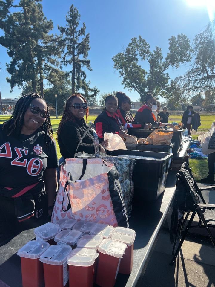 DSTBakersfield's tweet image. A great day of service. Thank you to all who assisted with our monthly distribution of food and resources in partnership with the #BakersfieldAIDSproject #DST1913 #FarwestFirst