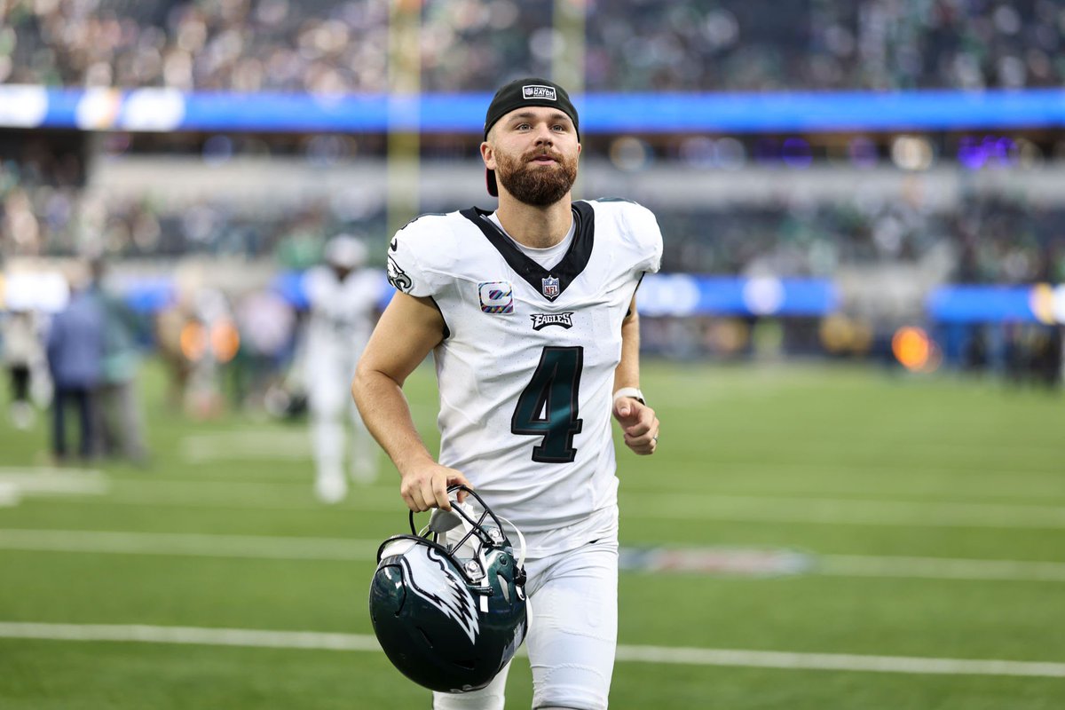 EaglesBurna's tweet photo. Rain, Snow, Sleet or Shine… 

BEST kicker in the NFL https://t.co/i8pfRVoeRT