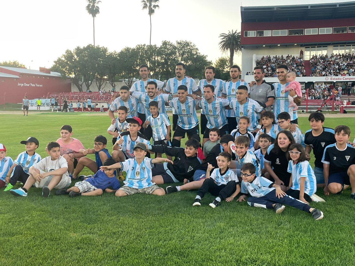 tvflorida's tweet photo. 🏆 Hay Campeón❕
@AtleticoFlorida derrotó 1-0 a Quilmes con gol de Raúl Giménez y se coronó campeón del campeonato 2023 de la @liga_florida. https://t.co/BOmziyrBtX