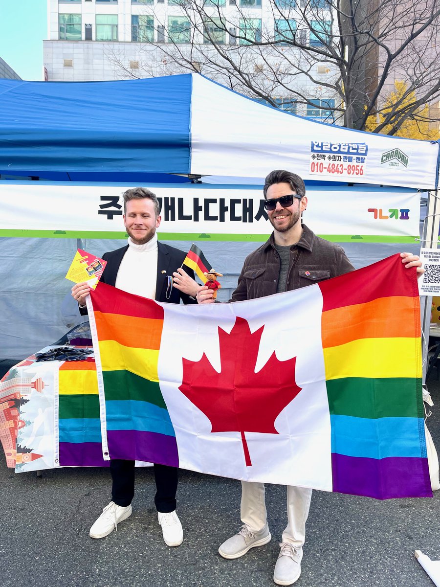 CanEmbKorea's tweet photo. We were thrilled to join 🏳️‍🌈 @GNQCF this year! These events are essential to ensure that the #LGBTIQ2 community in 🇰🇷 is seen, that your voices and aspirations are heard. 🇨🇦 will continue to stand up for the #HumanRights of LGBTIQ2 people globally. #LoveisLove https://t.co/k13Yr0vLp9