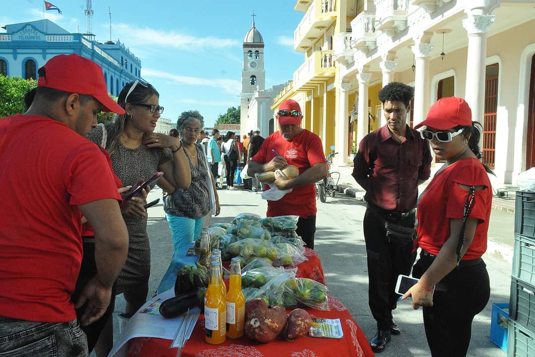 Desarrollada hoy en la Plaza de la Revolución, de #Bayamo, Feria Tecnológica para promover el uso de las pasarelas de #pagoelectrónico un paso más de la #bancarización #ProvinciaGranma #Cuba 📷 Rafael Martínez Arias.