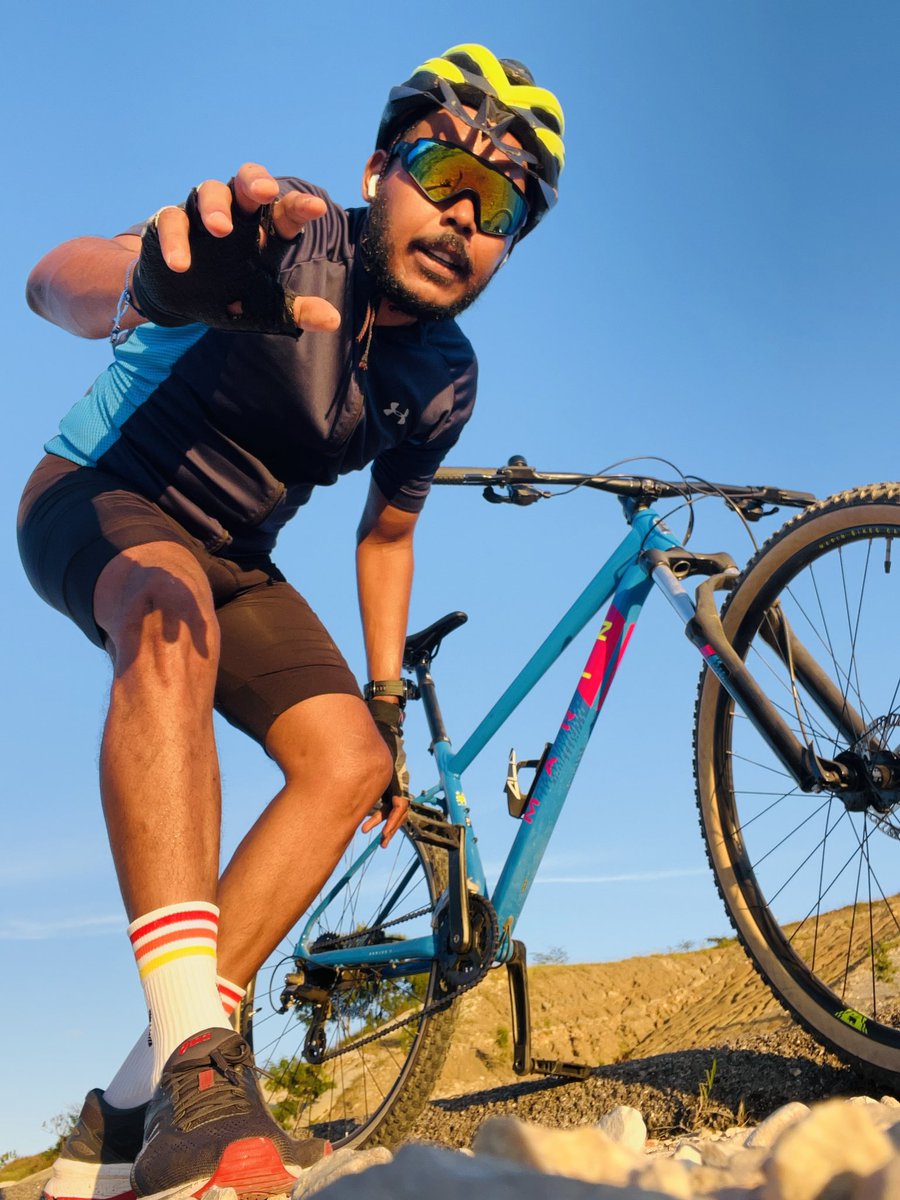 Santi_Lantigua's tweet photo. Hay muchas formas de conectar con Aquel que llevas dentro. Para mí, esta es una manera, aunque no la única.
Cada pedal me recuerda lo limitado que soy, pero, también, las oportunidades que se me ofrecen.
——
#bici #ruta #solo #pensando #ironman #surprofundo https://t.co/jIq7ibMEdo