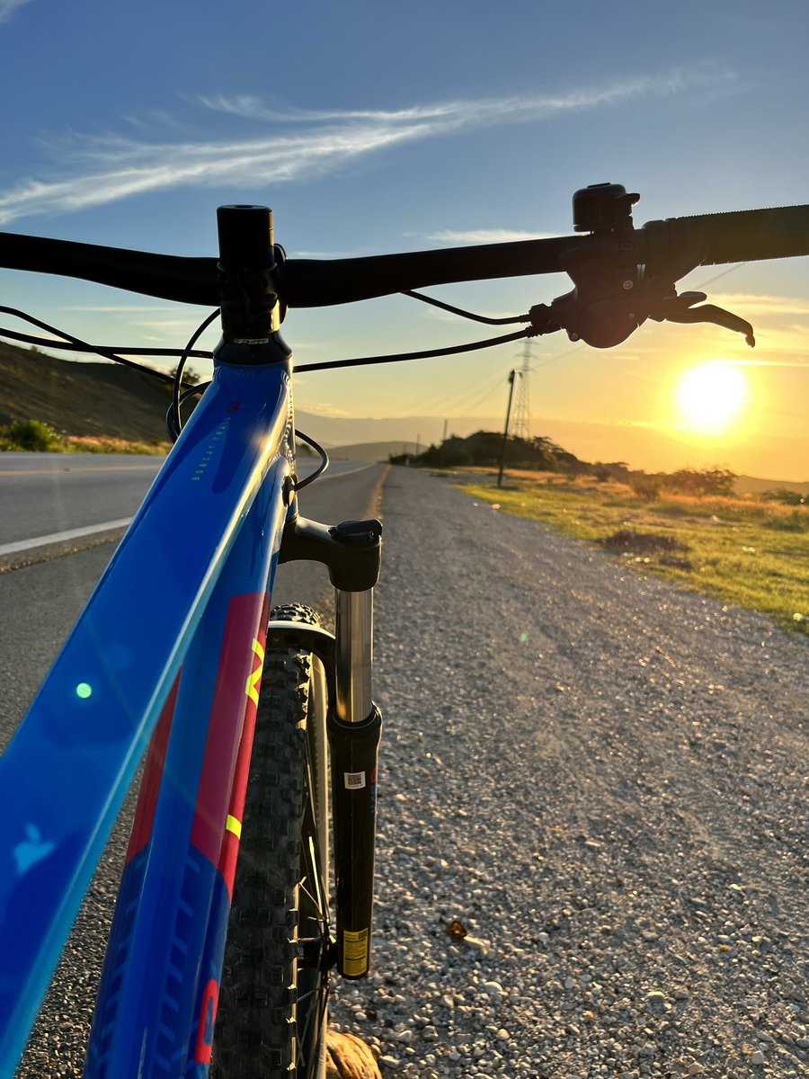 Santi_Lantigua's tweet photo. Hay muchas formas de conectar con Aquel que llevas dentro. Para mí, esta es una manera, aunque no la única.
Cada pedal me recuerda lo limitado que soy, pero, también, las oportunidades que se me ofrecen.
——
#bici #ruta #solo #pensando #ironman #surprofundo https://t.co/jIq7ibMEdo