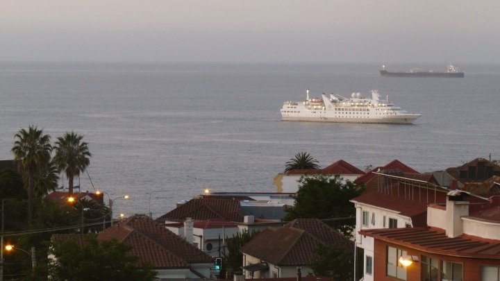 Off_Valpo's tweet photo. frío atardecer de #primavera con horario de #verano en #Viña_del_Mar bajo cielo cubierto de nubosidad costera del tipo #Stratus_Cumulus con el crucero de pasajeros @Silver_Explorer 🇧🇸(BS) y el buque tanque petrolero @Puma 🇨🇱(CL) fondeados a la gira frente a #Recreo https://t.co/aHVcOHv7HI
