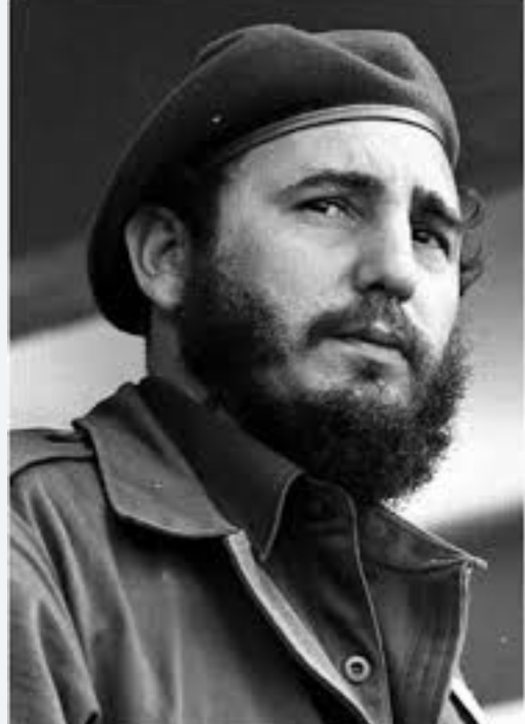 Se cumplen 7 años de su desaparición física,nuestro comandante en jefe Fidel Castro,tú pueblo te recuerda
..Dicen que en la plaza en estos días se les ha visto cabalgar a Camilo y a Martí..y delante de la caravana lentamente y sin jinete un caballo para ti...
#ComandanteenJefe