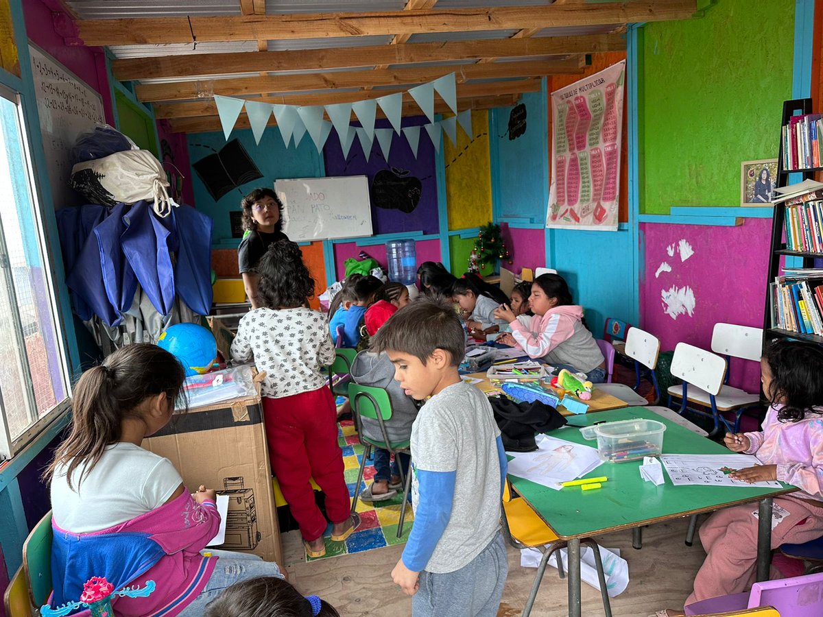 MarceMercado's tweet photo. Hoy con unos molestos niños y niñas de la @escuelarebelde Chepuja por no tener clases, sino juegos de Scrabble 🤣
#CríaCuervos 
Club  @lecturarebelde
Mil gracias a @JUNAEBAntofa por los regalos en el término de un exitoso año escolar.
Cero repitencia.
Cero deserción.
#Antofagasta https://t.co/6NrPyQQKaR