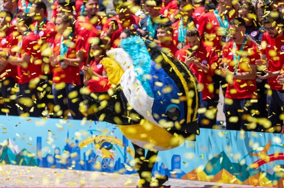 Fiu_2023's tweet image. Hola, soy la mascota de los Juegos Santiago 2023. Estoy algo melancólico. Hoy estaré en el último pasacalle en mi honor y el de mis amigos, por lo que ya comienzo a ahuecar mis alas para volver a mis orígenes, a los humedales”,