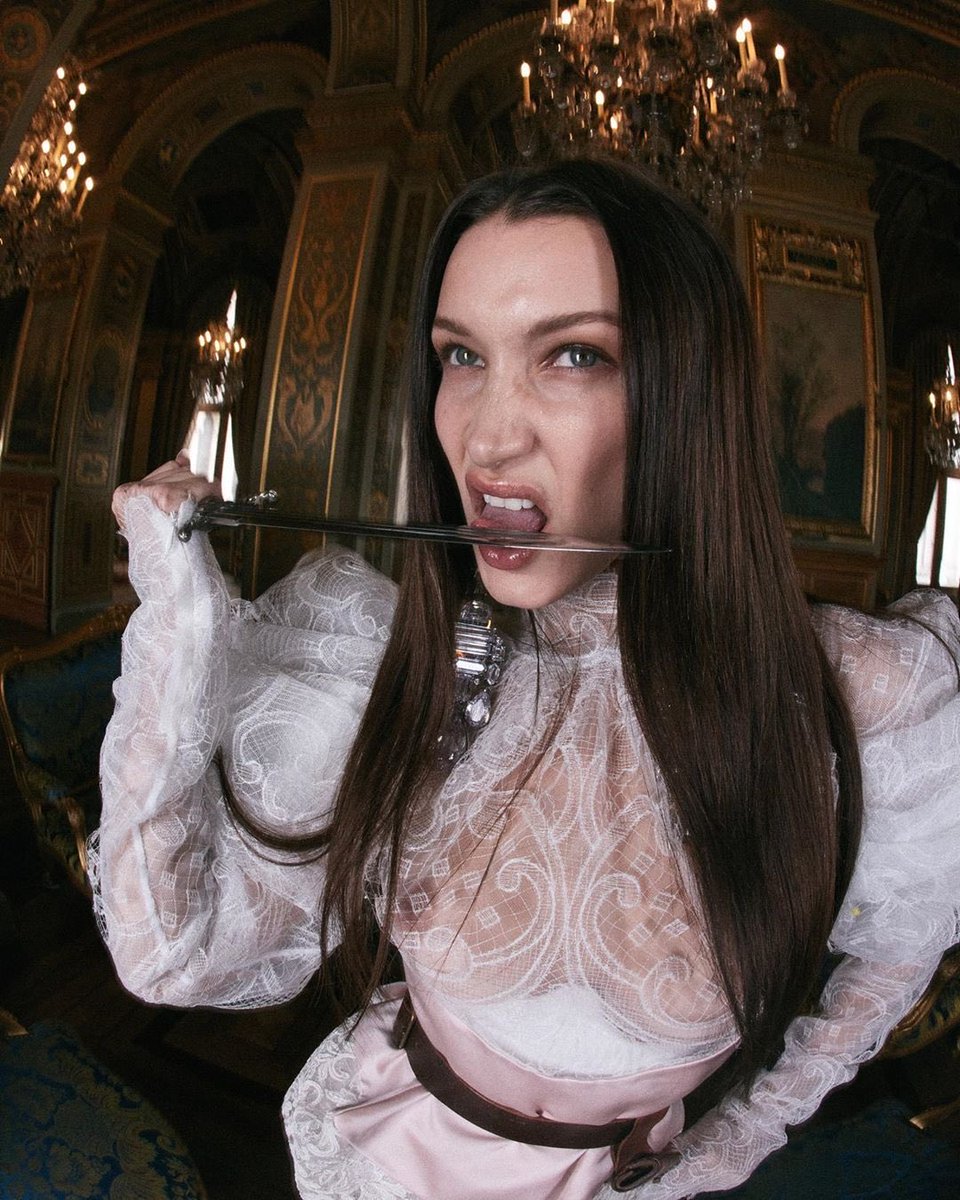 MIUCClAMUSE's tweet photo. bella hadid for vivienne westwood fw20 https://t.co/A0N9wlz2lX