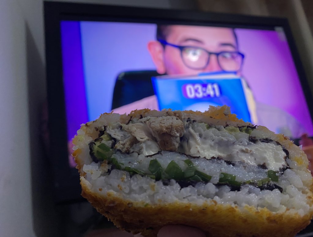 xoxo_rush's tweet photo. Hola tío Michoca (@ClaudioMichaux ) esperando la eliminación de Jorge con una sushiburger 🤤saludos desde Chañaral, región de Atacama🌵☀️  mándanos saluditos para Jessica y Europa (tía - sobrina) siempre fieles a tu react 🩵 #GranHermanoCHV #GranHermanoChile https://t.co/j4ZJBCTT6X