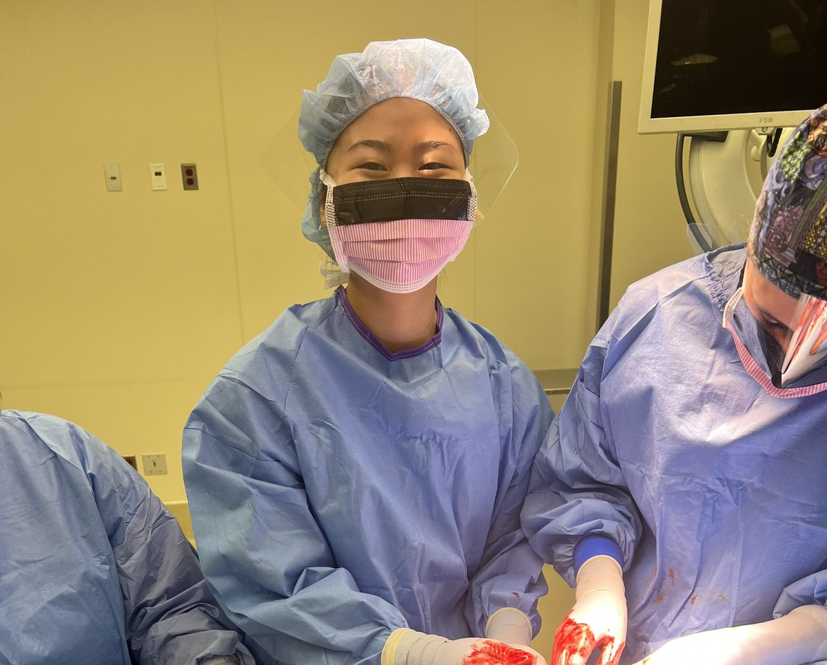 The pure joy this MS1 had on her face from participating in surgery for her first time… made me remember my first time and how cool my job truly is 
.
.
.
#utswsurgery #launchprogram #mentorship #utswmed 
posted with permission