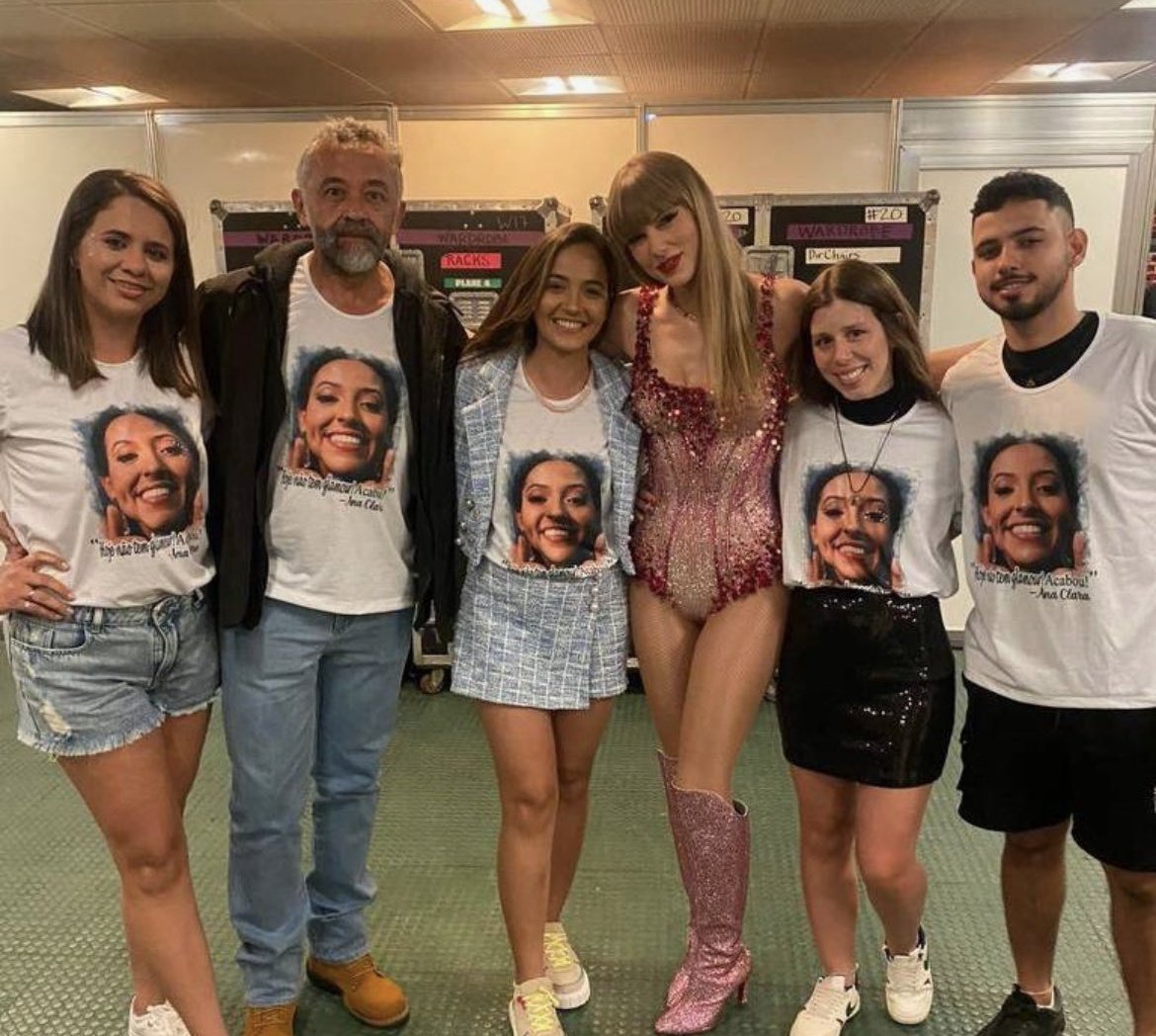 📸| @TaylorSwift13 with Ana's family