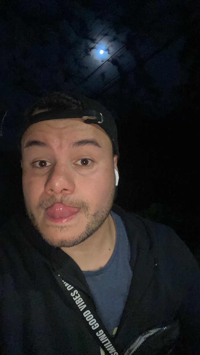 Tirei uma fotinha com a lua 🌚