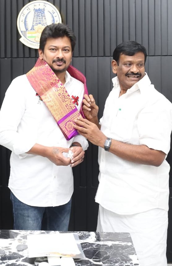TLBalachander's tweet photo. இளைய சூரியனுக்கு உதயநாள் வாழ்த்துகள் ! 

#MinisterUdhayanidhiStalin #HBDUdhayanidhiStalin #HBDUdhayAnna
#TIRUVALLUR_CENTRAL_DMK_ITWING

#Thiruverkaduitwing
@Avadi_Nasar 
@smnasimraja 
@TRBRajaa
@iamchsekar 
@praveen99560674 
@ThiruverkaduN 
@NekTvk @DMKNek @Prabhugajendran https://t.co/Q9V1QcaNSP