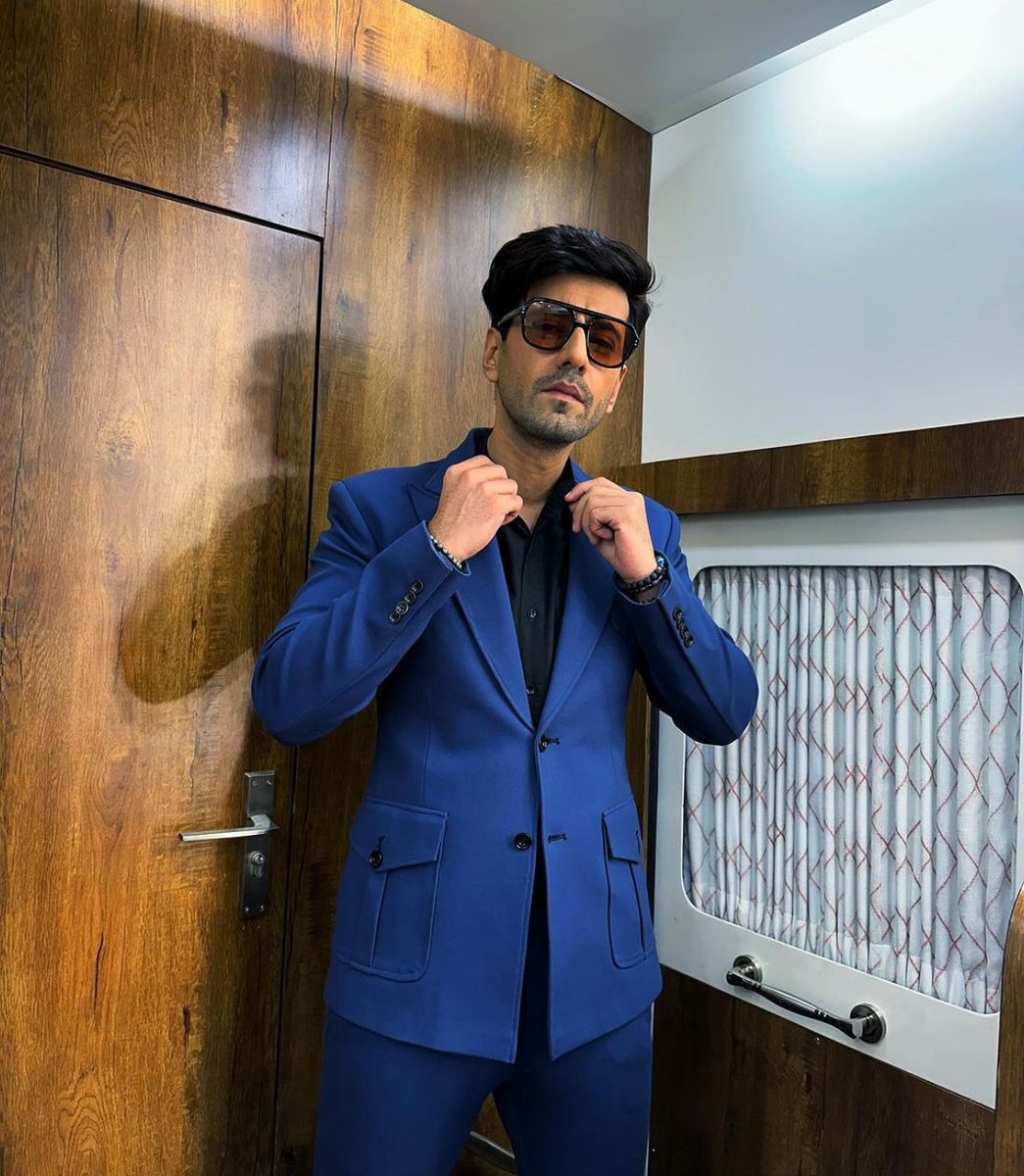 UrbanAsian's tweet photo. Monday blues on fire! 💙💙
@karanvirsharma9
#DapperInBlue #KaranvirSharma #GentlemanInBlue #BlazingStart #Haider #Rabbsehaidua #Studiolsd https://t.co/NhrbojdZrQ
