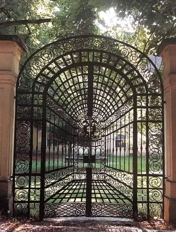 Very clever use of the conventions of perspective means that most people perceive this as a gate leading to a three-dimensional gated passageway. But actually, it’s just a gate (Gymnasium Theresianum, a high school in Vienna)