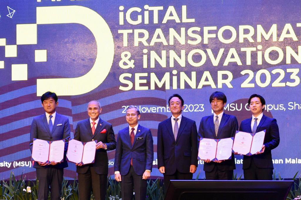 In conjunction with the Malaysia-Japan Digital Transformation and Innovation Seminar 2023, @MSUmalaysia exchanged MOUs with Mitsui & Co. and Sony Network Communications, and Kintone SEA, witnessed by YB @fahmi_fadzil Strengthening collaborative partnerships for better future.