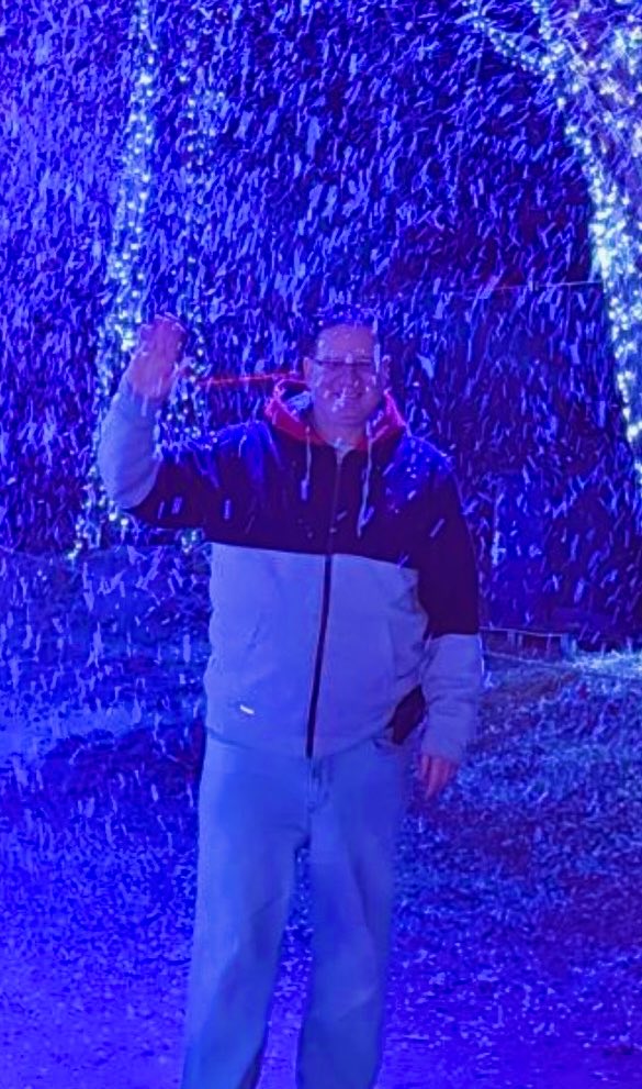 uclacool7's tweet image. Enjoying the snow⛄️❄️along Holiday Road in Calabasas. Wishing you all a very happy holidays 🎄🎅🕎⛄️❄️🫎🍁.