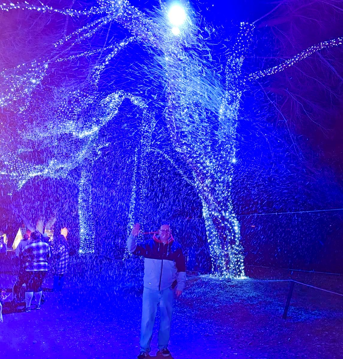 uclacool7's tweet image. Enjoying the snow⛄️❄️along Holiday Road in Calabasas. Wishing you all a very happy holidays 🎄🎅🕎⛄️❄️🫎🍁.