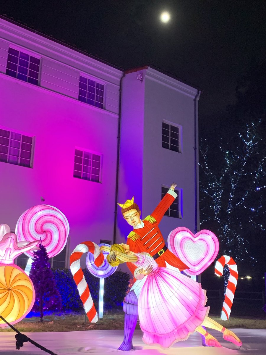 uclacool7's tweet image. Enjoyed a 2 Mile strole through Holiday Road with my sweetie Ali even better than Candycane Lane (King Gillette Ranch—Calabasas, CA).