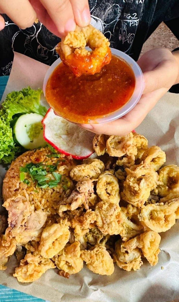 MalayFoodHunter's tweet photo. Port ni dekat Tasik Biru, Rawang je.. Nasi goreng Udang RM15, Nasi Goreng Sotong RM30 .  Nasi lemak sotong/udang selambak RM33 . Puehhh hatiiii makan! Fresh dan panas-panas pulak tu 😍

[ Warung Celup Tepung Viral TokBah]
📍 Foodcourt Tasik Biru, Kundang, Rawang https://t.co/5ZtSfi81nr